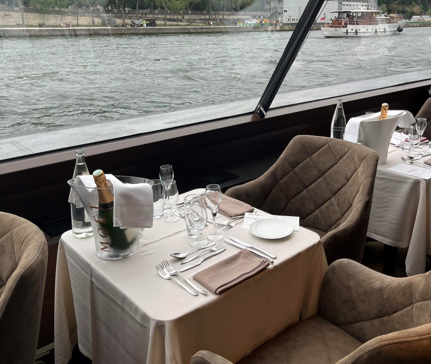 Cena Magica sulla Senna:  Vivi il lusso con Bateaux Mouches a Parigi